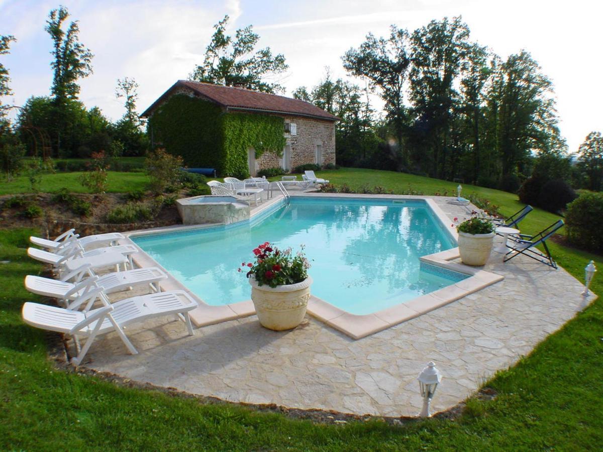 Gite 4 Personnes Situe Aux Portes Du Perigord Saint-Adjutory Exterior photo
